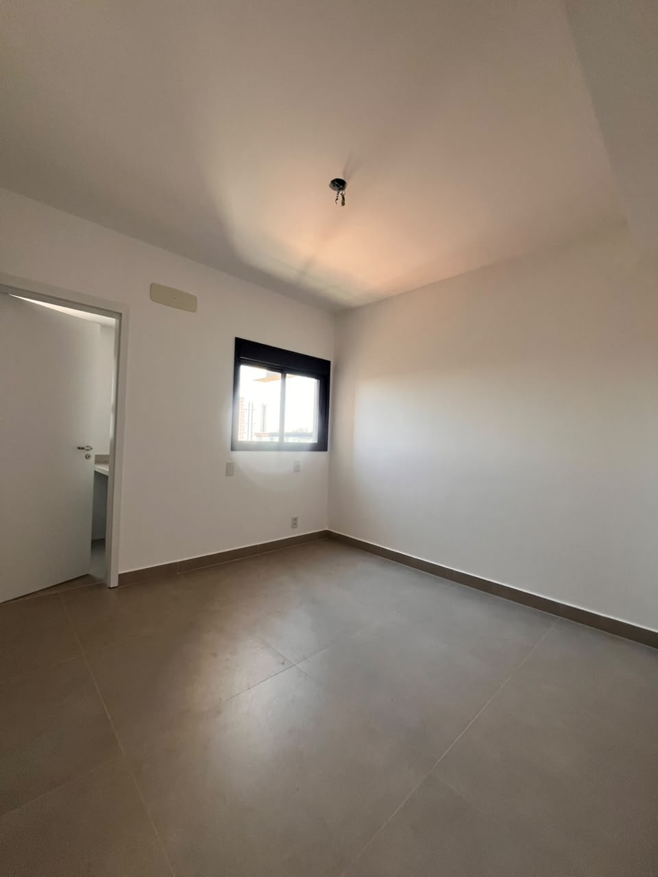 Suíte do apartamento AP0437 com acesso ao banheiro privativo