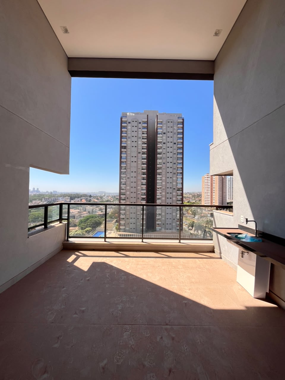 Varanda gourmet do apartamento AP0437 com cuba e vista aberta da cidade