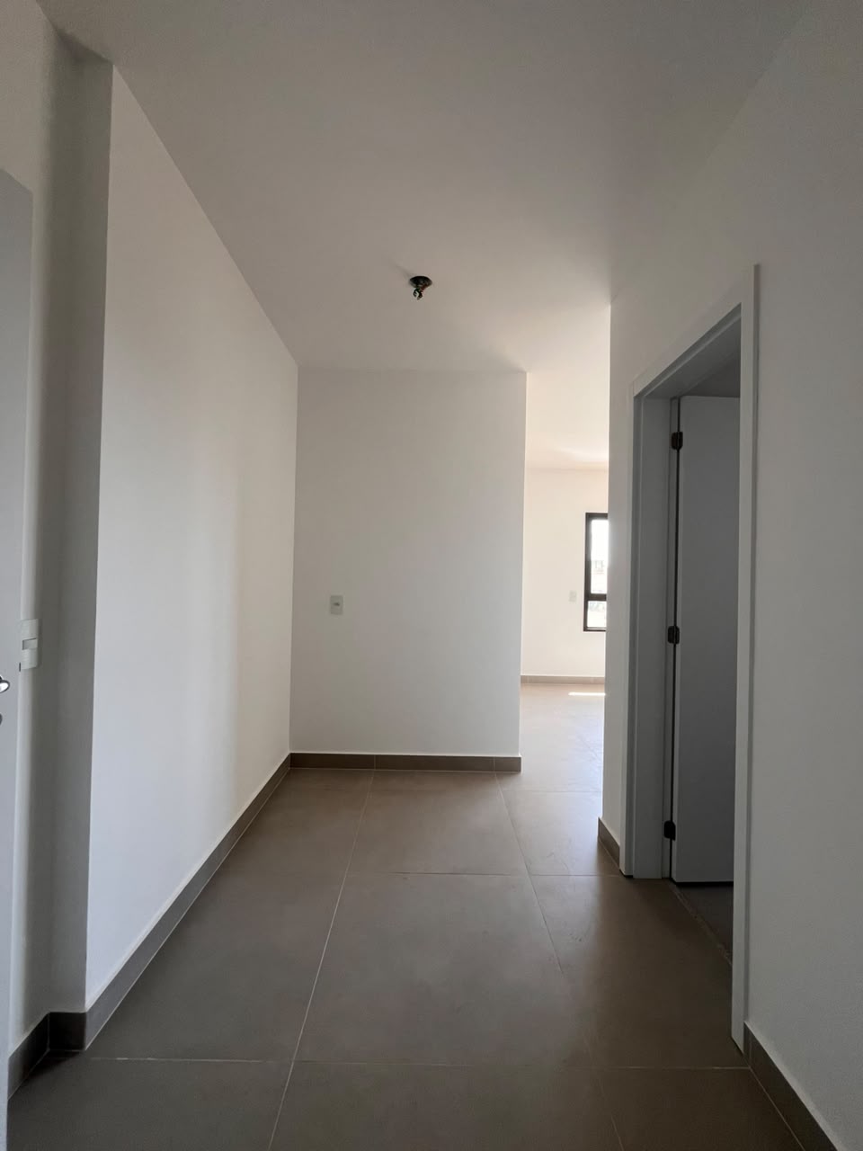 Circulação interna do apartamento AP0437 que distribui os ambientes privativos