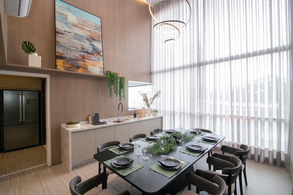 Sala de jantar do apartamento decorado com mesa para oito lugares e pé-direito duplo