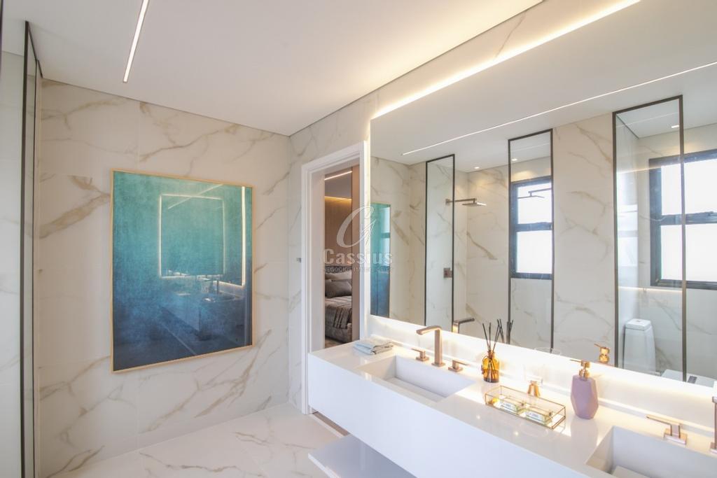 Banheiro do apartamento decorado com bancada dupla, mármore e espelho iluminado
