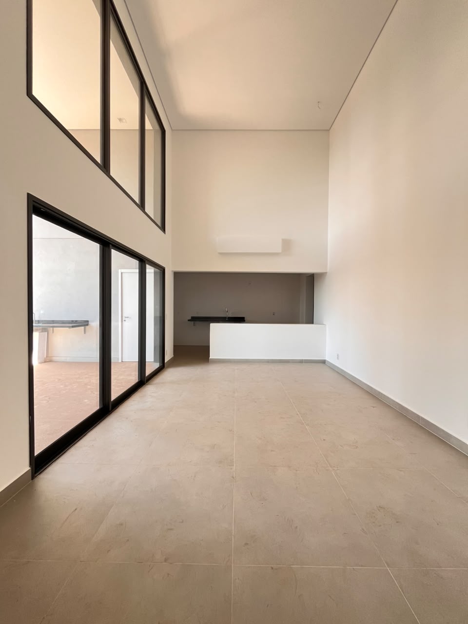 Sala integrada do apartamento AP0437 com acesso envidraçado à varanda