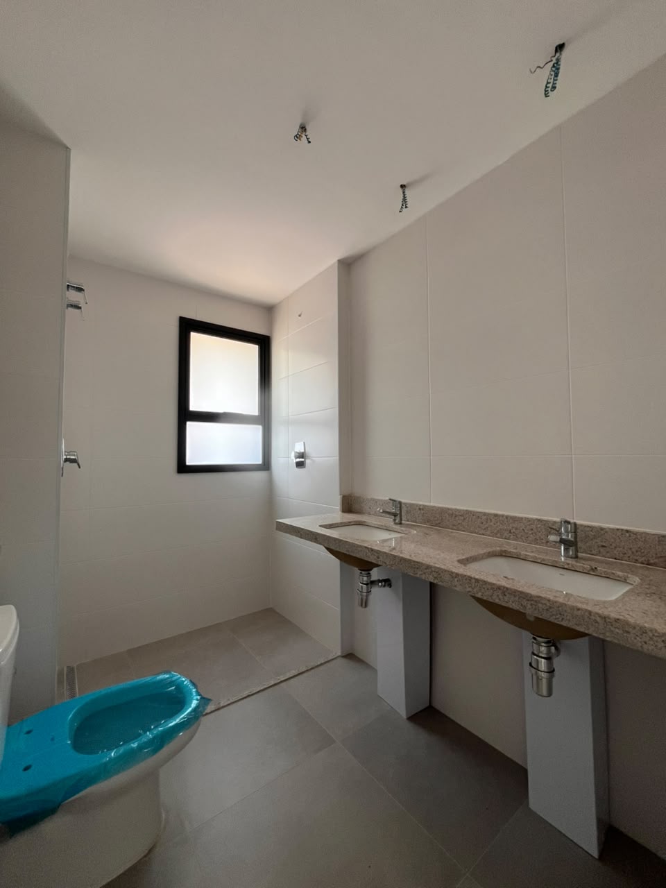 Banheiro do apartamento AP0437 com bancada em granito e duas cubas