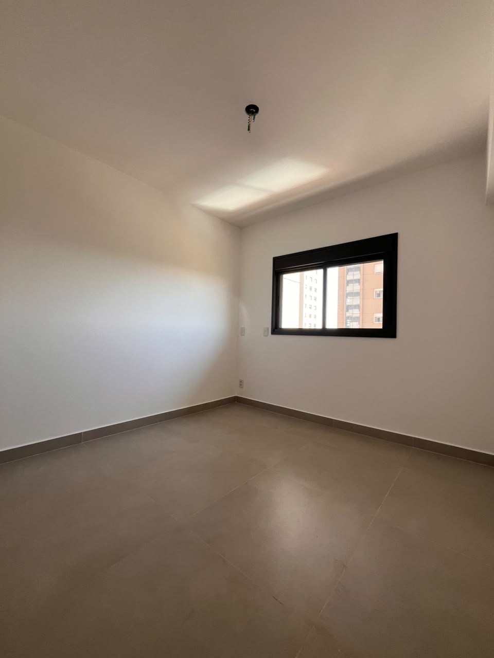 Quarto do apartamento AP0437 com janela ampla e porcelanato